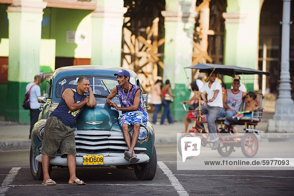 Mann  Entspannung  Auto  amerikanisch  Karibik  Westindische Inseln  Mittelamerika  fünfziger Jahre  50er  Klassisches Konzert  Klassik  Kuba