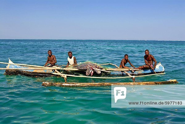 Traditionelle Ruderboot im türkisfarbenen Wasser des indischen Ozeans  Madagaskar  Afrika