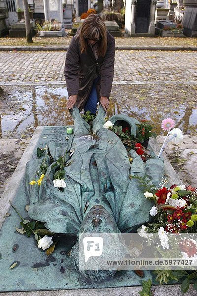 Victor Noir Statue am Grab auf dem Père Lachaise Friedhof  Paris  Frankreich  Europa