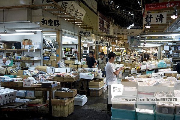 Innenansicht des Verkaufs Stände im Großhandel Tsukiji-Fischmarkt der weltweit größten Fischmarkt in Tokio Japan Asien