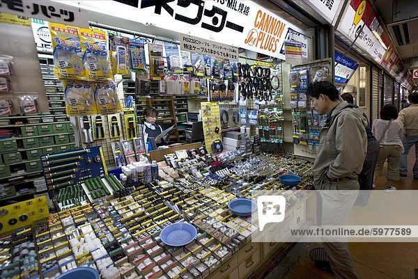 Geschäft verkauft elektronische Kleinteile im Consumer Elektronik Bezirk Akihabara Tokyo Japan Asien
