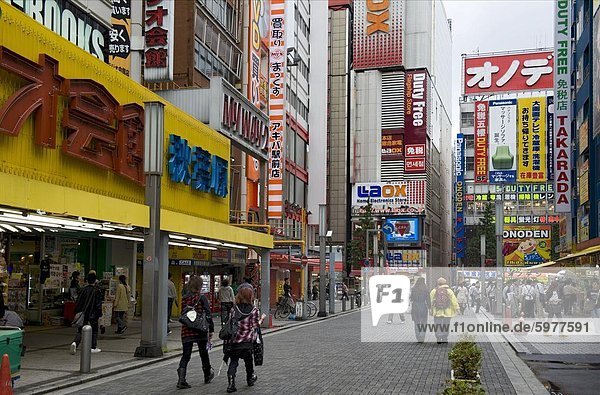 Leuchtreklamen decken Gebäude in der Welt berühmte Verbraucher Elektronik Bezirk von Akihabara  Tokyo  Japan  Asien