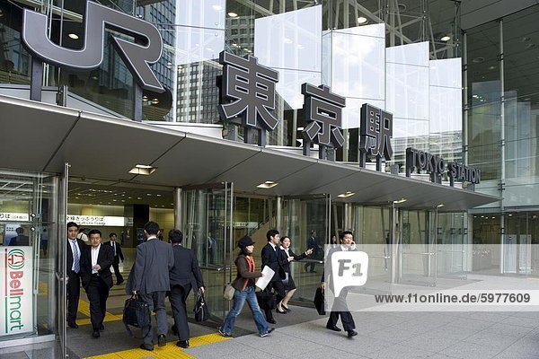 Geschäftsleute am Eingang zeitgenössische Glas auf Otemachi der Bahnhof Tokio  Japan  Asien