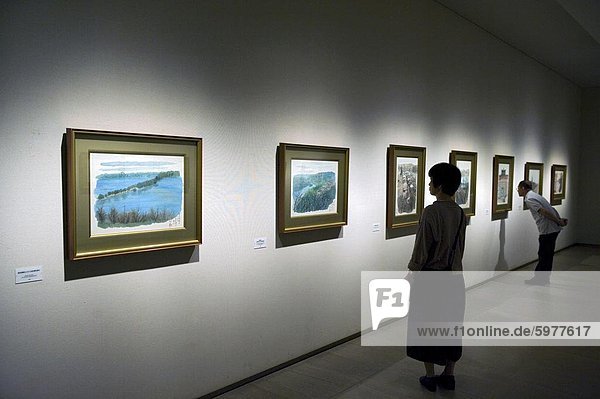 Besucher bewundern Gemälde von Japan Szenen im Sagawa Art Museum in Moriyama  Shiga Präfektur  Japan  Asien
