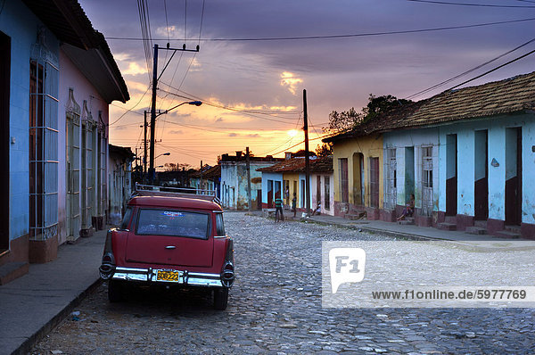 Entlang der Straße mit Kopfsteinpflaster bei Sonnenuntergang  Trinidad  der UNESCO Hertitage  Kuba  Westindische  Caribbean  Central America anzeigen