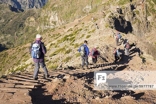Wanderer Fuß auf auf einem Fußweg auf der Pico Do Ariero auf der Insel Madeira  Portugal  Europa