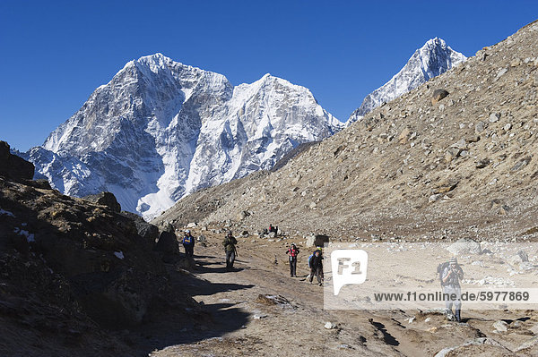 Trekkers on trail to Gorak Shep  Solu Khumbu Everest Region  Sagarmatha National Park  Himalayas  Nepal  Asia
