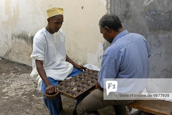 Men playing Kalah (Kalaha) (Mancala)  a game in the mancala family  Moroni  Grand Comore  Comoros  Indian Ocean  Africa
