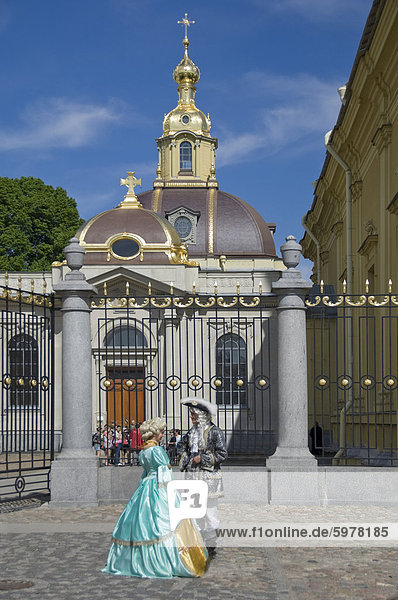 Zwei Personen im Zeitraum Kleid von der Kathedrale  Peter und Paul Fortress  St. Petersburg  Russland  Europa