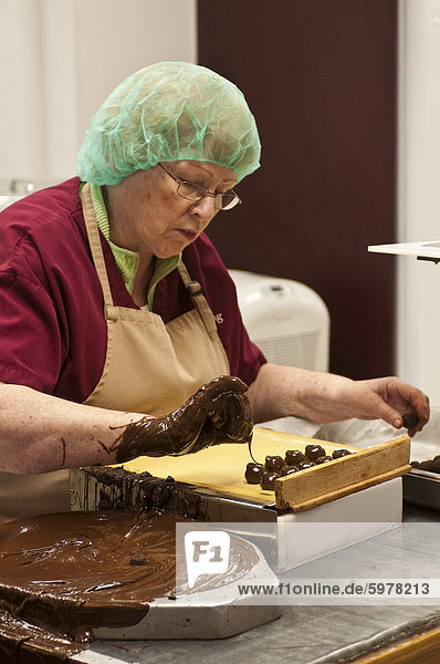 Hand dekorieren Pralinen bei der Ganong Schokolade Fabrik  New Brunswick  Kanada  Nordamerika