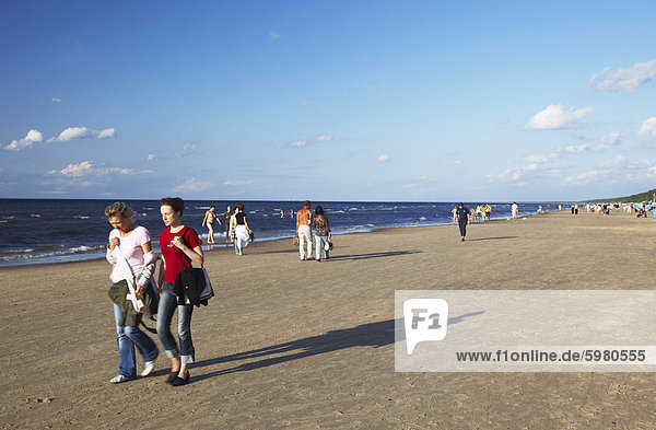 Menschen gehen auf Majori Beach  Jumala  Riga  Lettland  Baltische Staaten  Europa