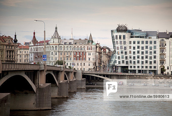 Östlichen Ufer der Moldau mit Dancing House (Fred und Ginger-Gebäude)  von Frank Gehry  erbaut 1996 und Jiraskuv-Brücke  Prag  Tschechische Republik  Europa