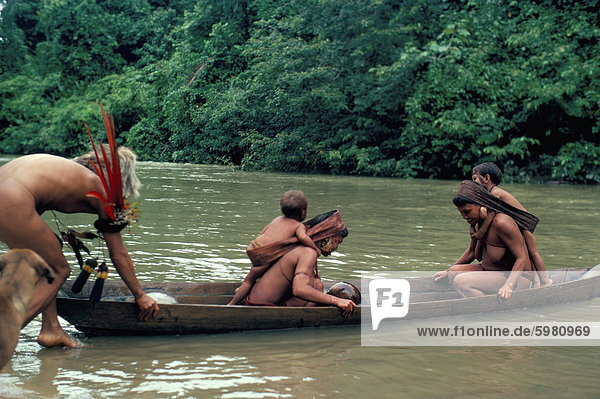 Yanomami Kreuzung Fluss im Boot  Brasilien  Südamerika