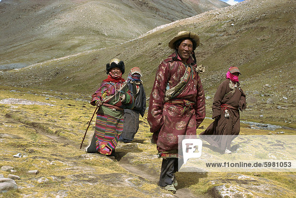 Tibetisch-buddhistische Pilger auf der Kora  Wandern rund um Mount Kailash (Mount Kailash)  die heilig für Buddhisten und Hindus  Tibet  China  Asien