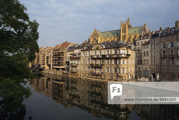 Reflexionen im Wasser Gebäude  mit der Kathedrale St. Etienne im Hintergrund in der Stadt Metz  Lorraine  Frankreich  Europa