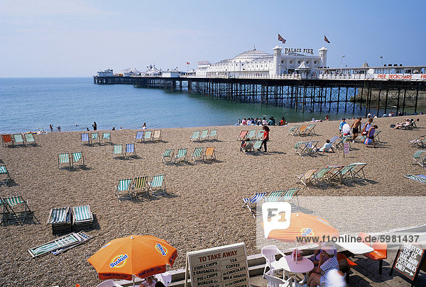 Das Palace Pier und Strand  Brighton  Sussex  England  Vereinigtes Königreich  Europa