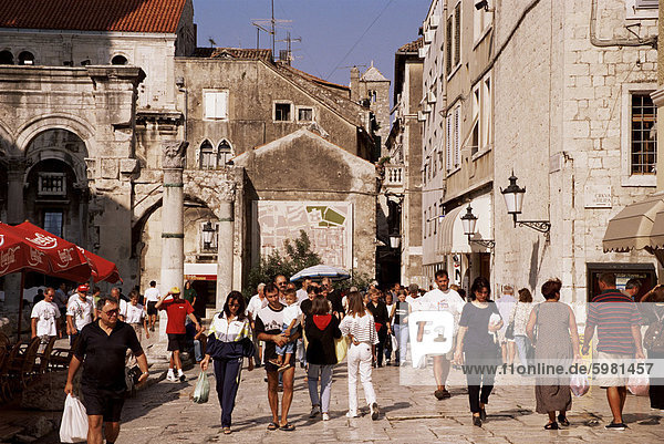Fußgängerzone  Diokletianpalast  UNESCO Weltkulturerbe  Altstadt  Split  Dalmatien  Kroatien  Europa