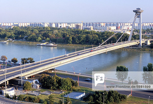 SNP-Brücke überspannt Donau  ein seltenes Beispiel für geschmackvolle 20. Jahrhundert kommunistischen Ära Architektur  Bratislava  Slowakei  Europa
