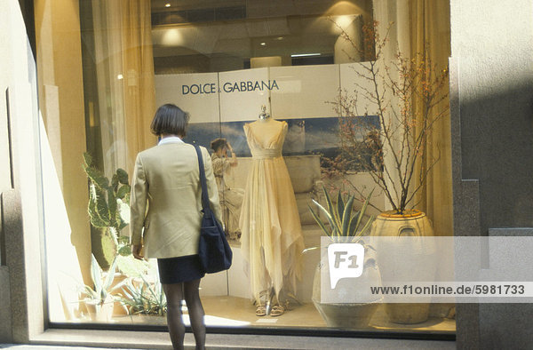 Fenster einkaufen  Dolce & Gabbana  Via della Spiga  Modeviertel  Mailand  Lombardei  Italien  Europa
