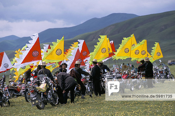 Tibeter mit Motorrädern statt Pferde Festival Provinz Qinghai China Asien