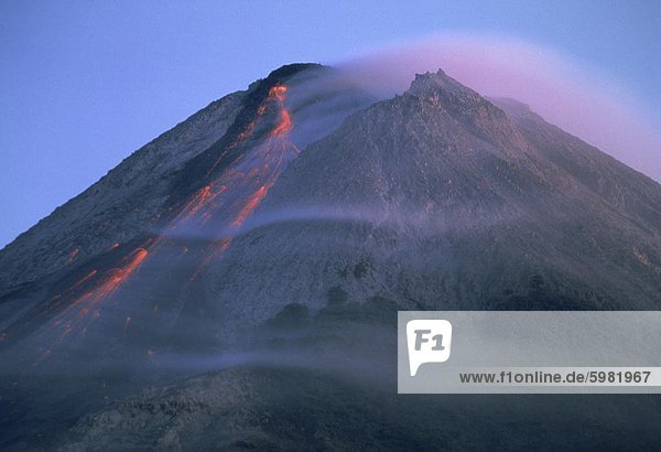 Ausbruch des Gunung Merapi  einer hochaktiven Vulkan in der Nähe von Yogyakarta  Java  Indonesien  Südostasien  Asien