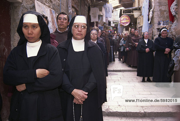 Mönche und Nonnen in einer franziskanischen Prozession entlang der Via Dolorosa  eine wichtige Straße im Christentum  in der alten Stadt von Jerusalem  Israel  Naher Osten