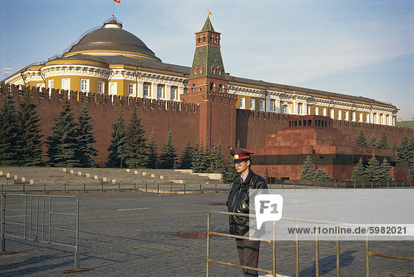 Wache auf dem Roten Platz  vor dem Kreml und dem Lenin Mausoleum  Moskau  Russland  Europa