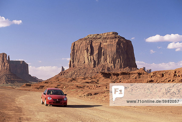 Auto auf Laufwerk Talstrasse unter Merrick Butte Monument Valley Arizona/Utah Grenze Vereinigte Staaten von Amerika Nordamerika