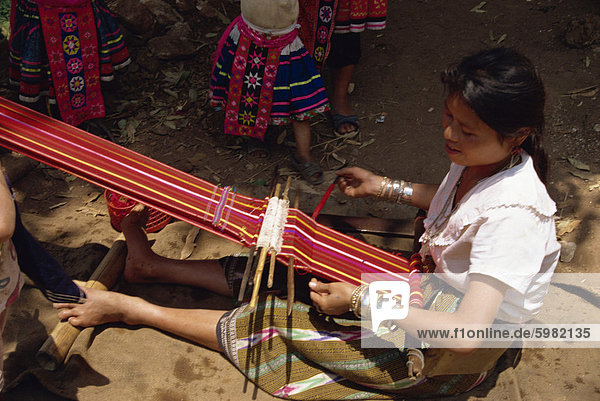 MEO Hügel Stamm Frau Weben  in der Nähe von Chiang Mai  Thailand  Südostasien  Asien