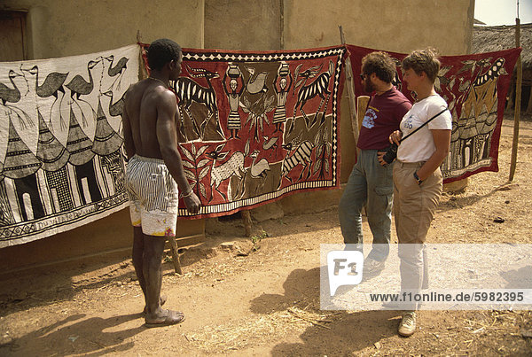 Touristen Batiks  in der Nähe von Korhogo  Côte d ' Ivoire  West Afrika  Afrika gezeigt wird