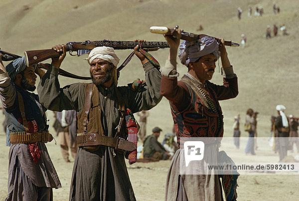 Paschtunen Stammesmitgliedern Tanzen bei Jeshan Feier  Bamiyan  Afghanistan  Asien