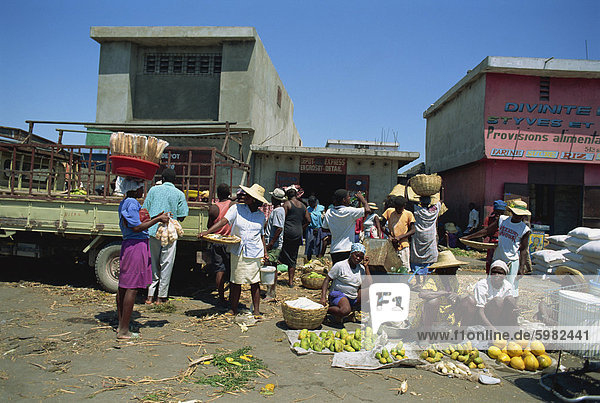 Frauen verkaufen tropische Früchte und Brot an der Seite von der Straße  Port au Prince  Haiti  Karibik  Mittelamerika