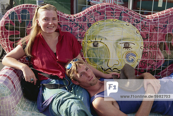 Ozzy paar auf Mosaik gefliest öffentliche Bank  Brunswick Street  Melbourne  Victoria  Australien  Pazifik