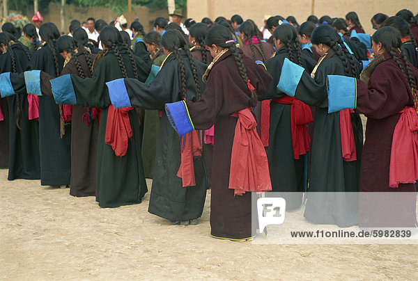 Tibetische Frauen tanzen während weltliche Festival  Tongren  Qinghai  China  Asien