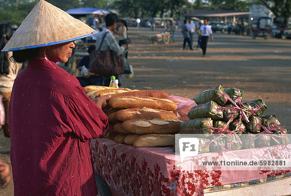 Französisches Brot zu verkaufen  Talat Sao Markt  Vientiane  Laos  Indochina  Südostasien  Asien