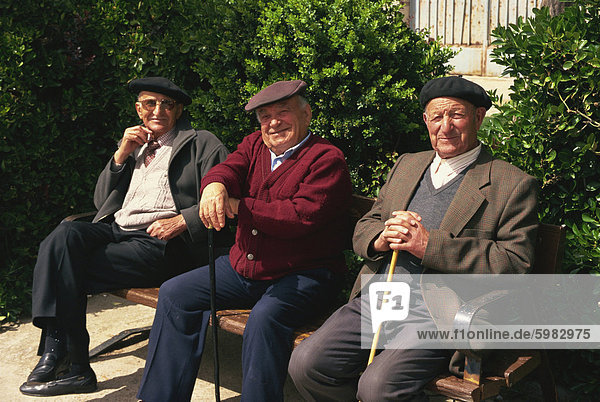 Drei Männer auf einer Bank  Astorga  Leon  Spanien  Europa