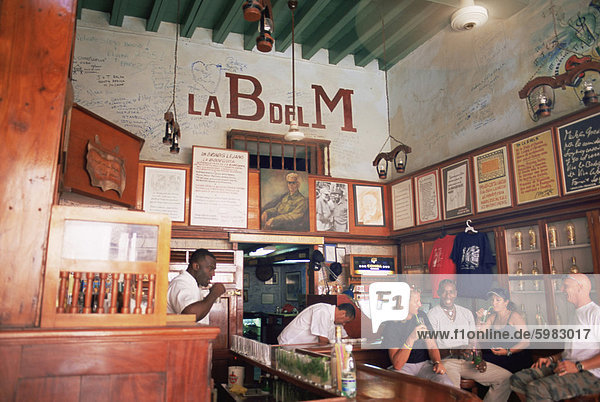 Touristen genießen Mojitos an der Bodegita del Medio  einer Havanna ältesten Bars  wo die ersten Mojito gemacht wurde  und ein beliebter Treffpunkt von Ernest Hemingway  Havanna  Kuba  Westindische Inseln  Mittelamerika