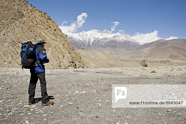 Wanderer genießt den Blick auf den Annapurna Trek Schaltung  zwischen Jomsom und Muktinath  Himalaya  Nepal  Asien