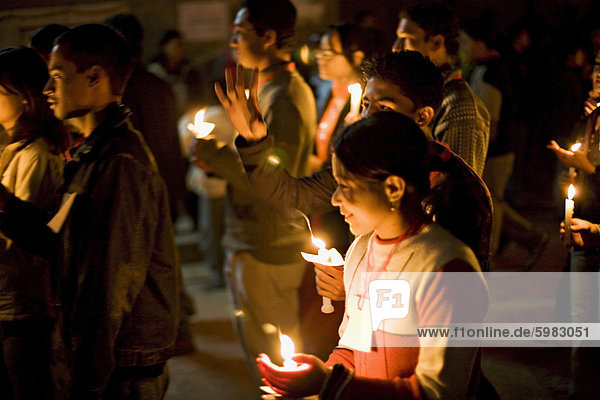 Nepali Hindu-Fest des Tihar  ein Kerzenlicht-Prozession in Patan  Kathmandu-Tal  Nepal  Asien