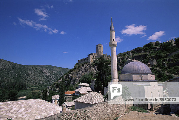 Dorf mit Moschee und Schloss  Pocitelj  Bosnien und Herzegowina  Europa