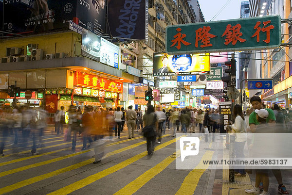 Markt auf der Strasse bei Nacht  Mongkok  Kowloon  Hong Kong  China  Asien
