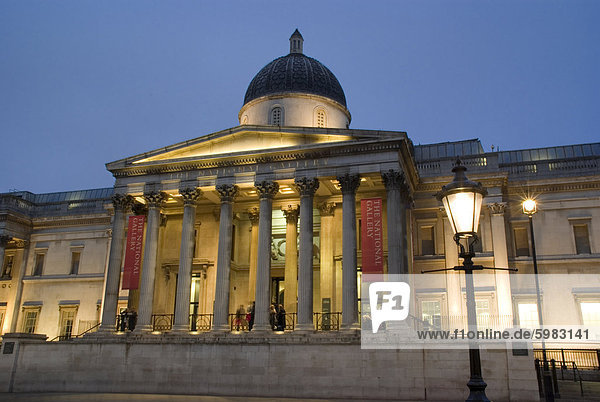 National Gallery bei Dämmerung  Trafalgar Square  London  England  Vereinigtes Königreich  Europa
