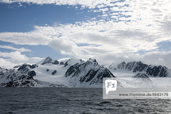 Gletscher und Küste Spitsbergen  Svalbard  Norwegen  Skandinavien  Europa