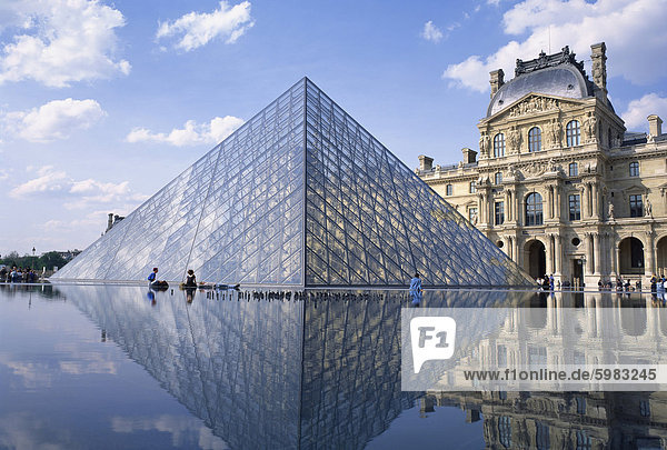 Die Pyramide und Palais du Louvre  Musée du Louvre  Paris  Frankreich  Europa