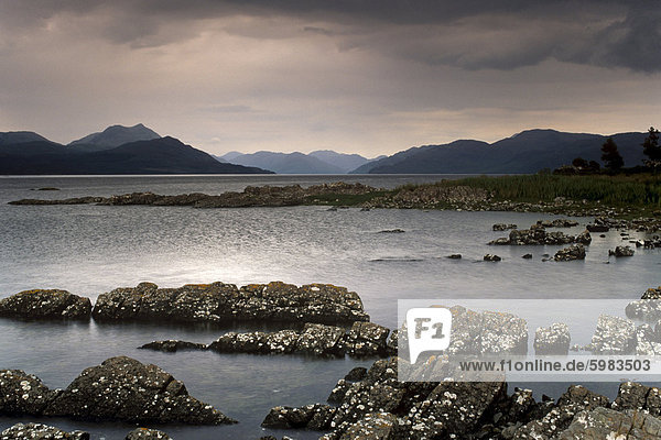 Loch Na Dal und Sound von Sleat aus nahe Duisdalemore Sleat Halbinsel Festland Schottland Hügel hinter Isle Of Skye Innere Hebriden Schottland Vereinigtes Königreich Europa