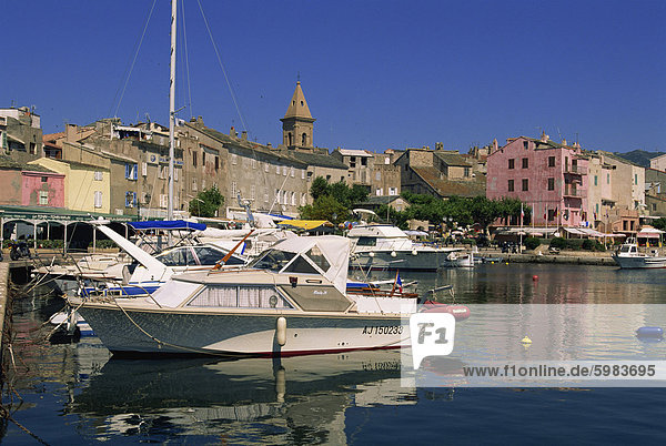 Boote vor Anker im Hafen von St. Florent  Korsika  Frankreich  Mediterranean  Europa