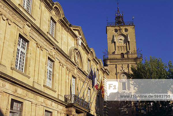 Der Uhrturm (Tour de l ' Horloge) und Rathaus in Aix de Provence  Provence  Frankreich  Europa
