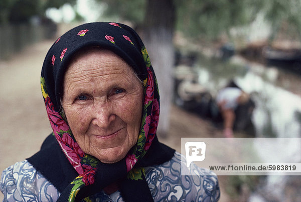 Portrait einer alten Frau in einem schwarzen und Rosa Kopftuch in Rumänien  Europa