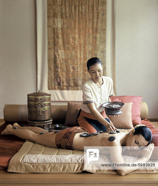 Tibetische Stone-massage im Chi Spa at Shangri-La Bangkok  Bangkok  Thailand  Südostasien  Asien