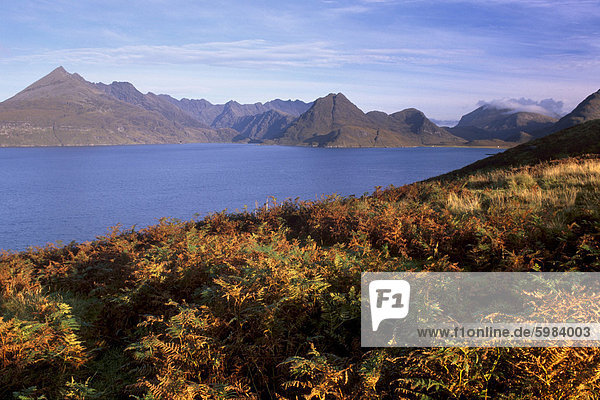 Loch Scavaig und Black Cuillins Distanz Isle Of Skye Innere Hebriden Schottland Vereinigtes Königreich Europa